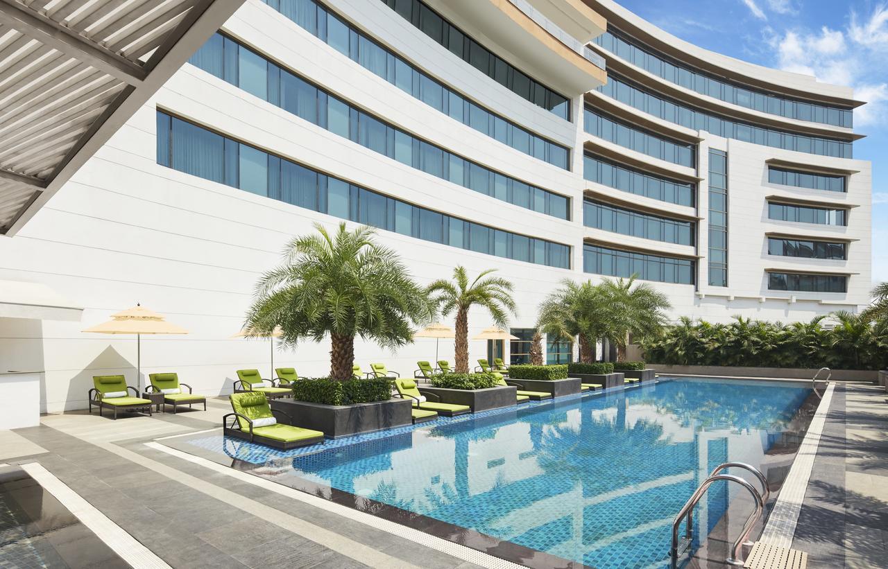 Hotel Taj Swarna, Amritsar Exteriér fotografie The pool at the hotel