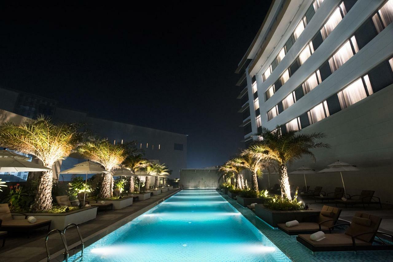 Hotel Taj Swarna, Amritsar Exteriér fotografie The pool at the hotel