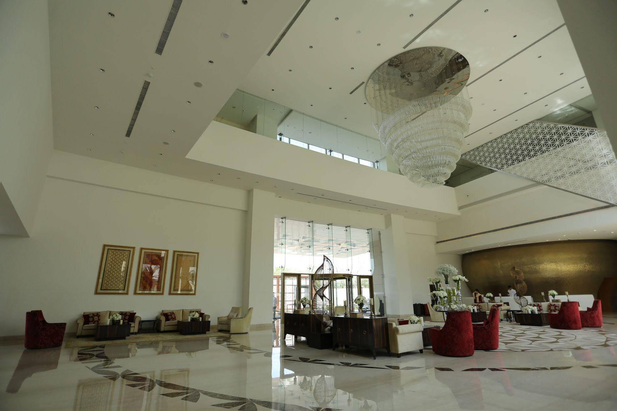 Hotel Taj Swarna, Amritsar Exteriér fotografie Lobby