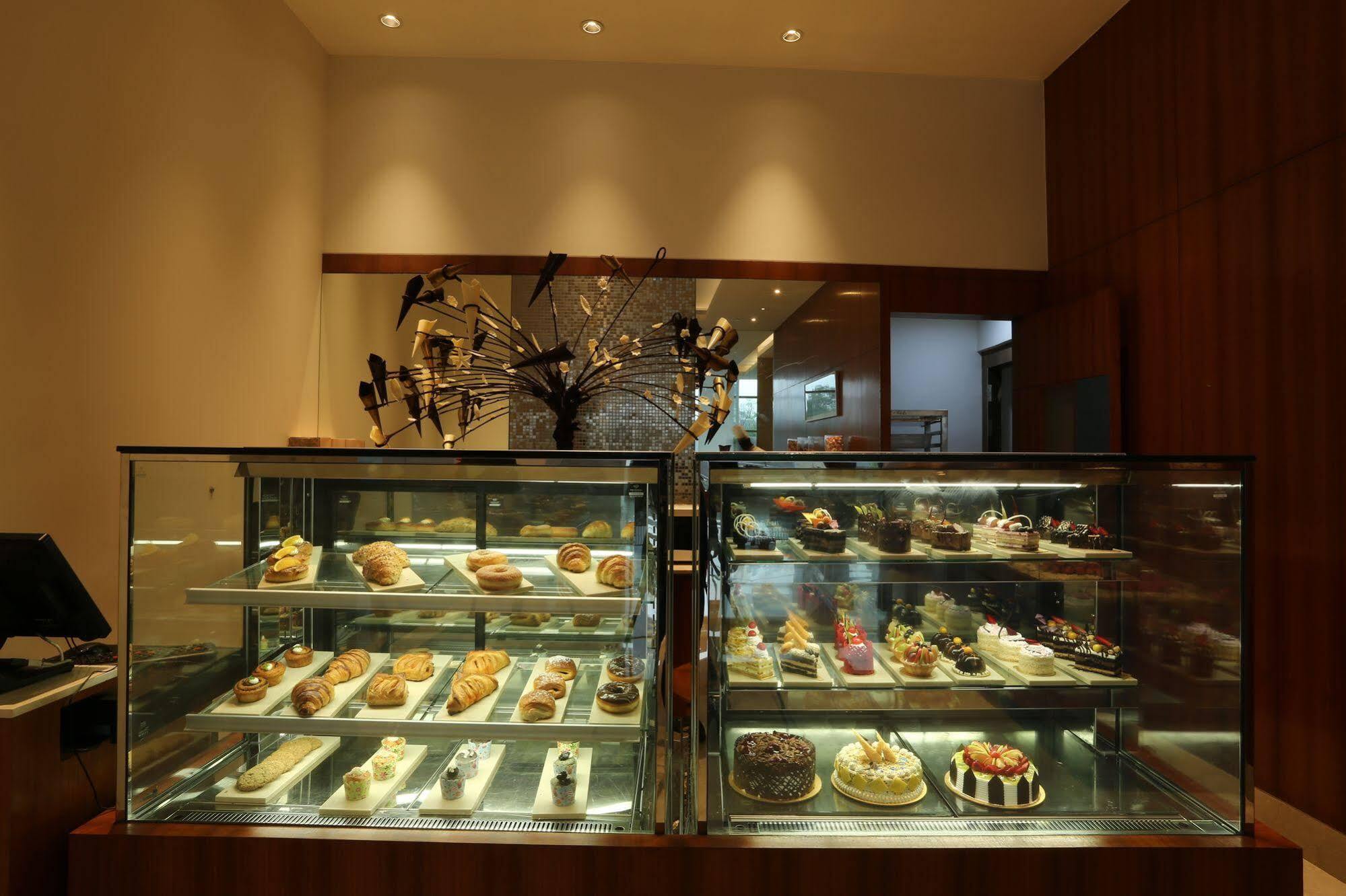 Hotel Taj Swarna, Amritsar Exteriér fotografie A pastry display case