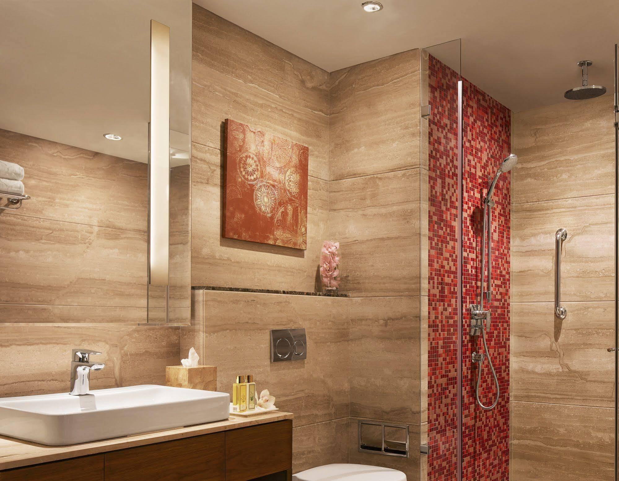 Hotel Taj Swarna, Amritsar Exteriér fotografie Bathroom