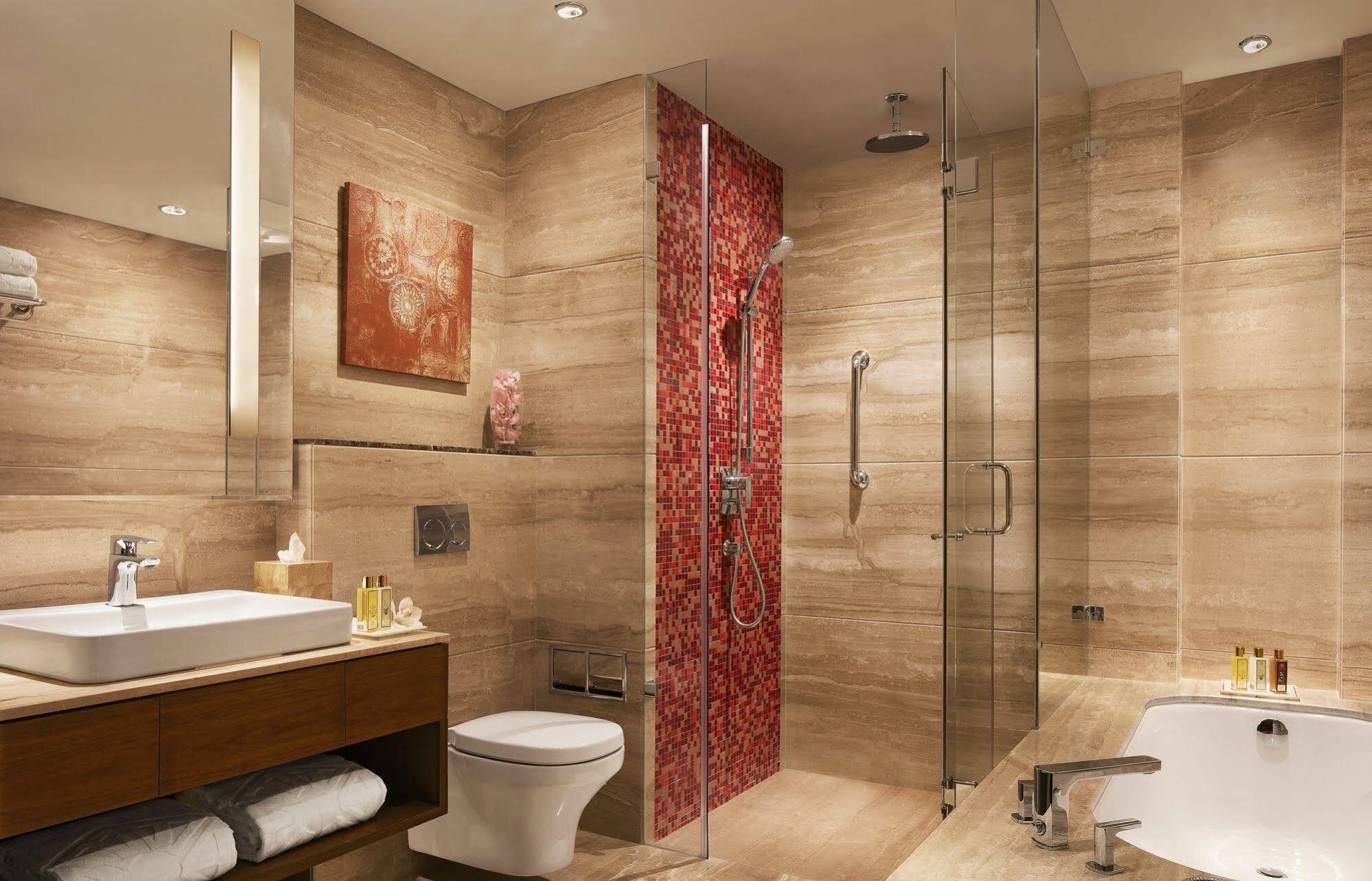 Hotel Taj Swarna, Amritsar Exteriér fotografie A modern bathroom