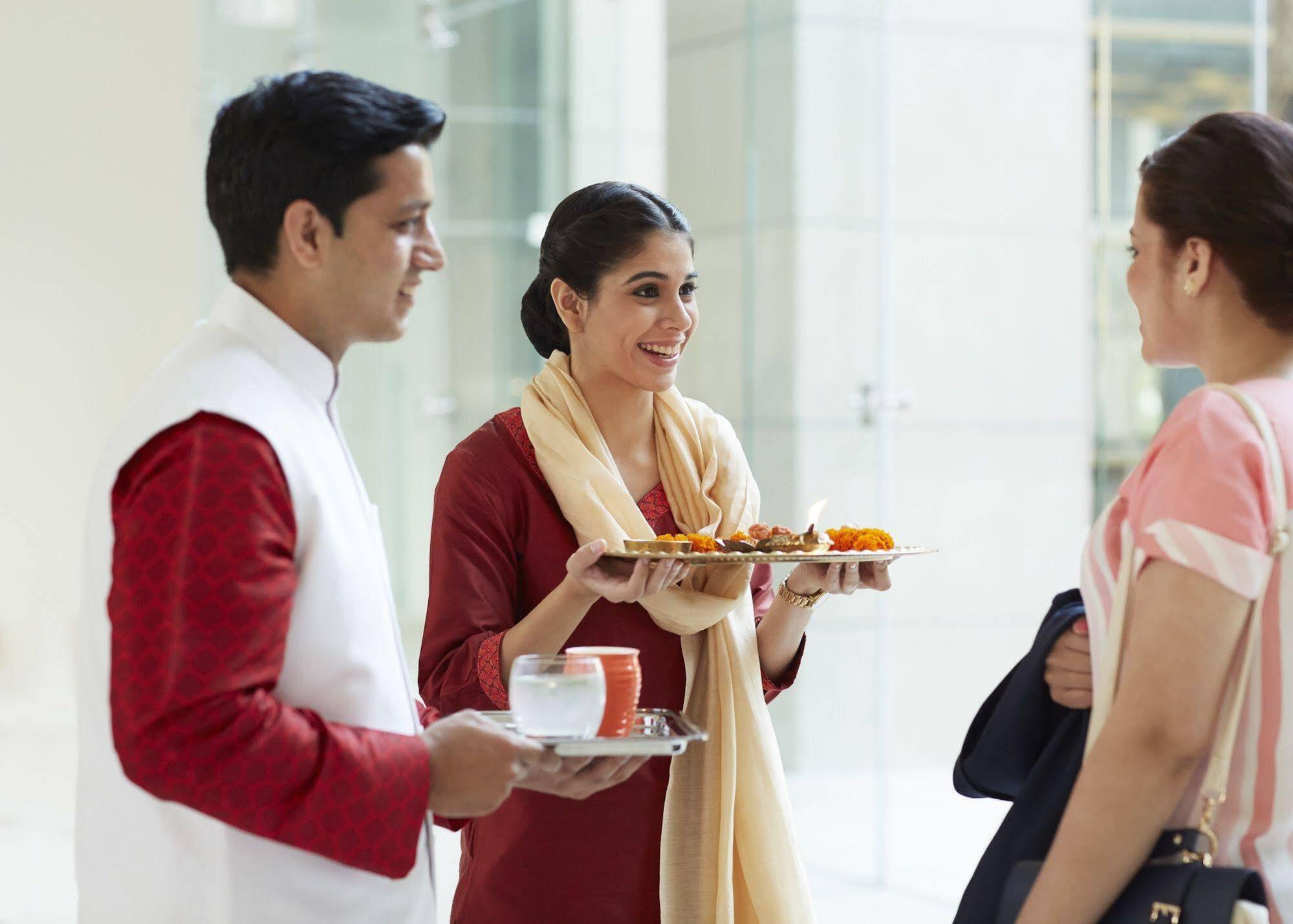 Hotel Taj Swarna, Amritsar Exteriér fotografie Indian people greeting each other