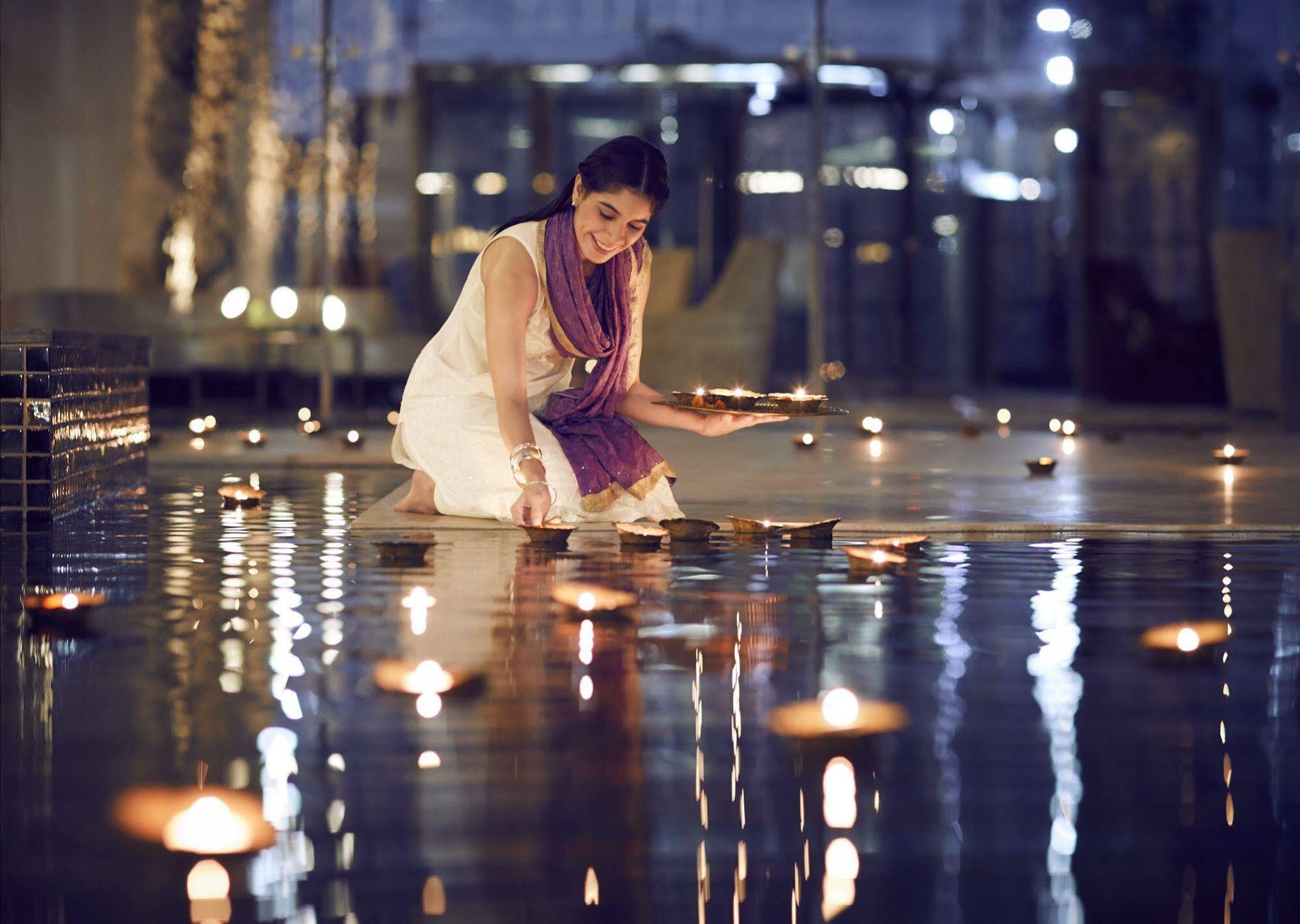 Hotel Taj Swarna, Amritsar Exteriér fotografie A woman lighting a diya