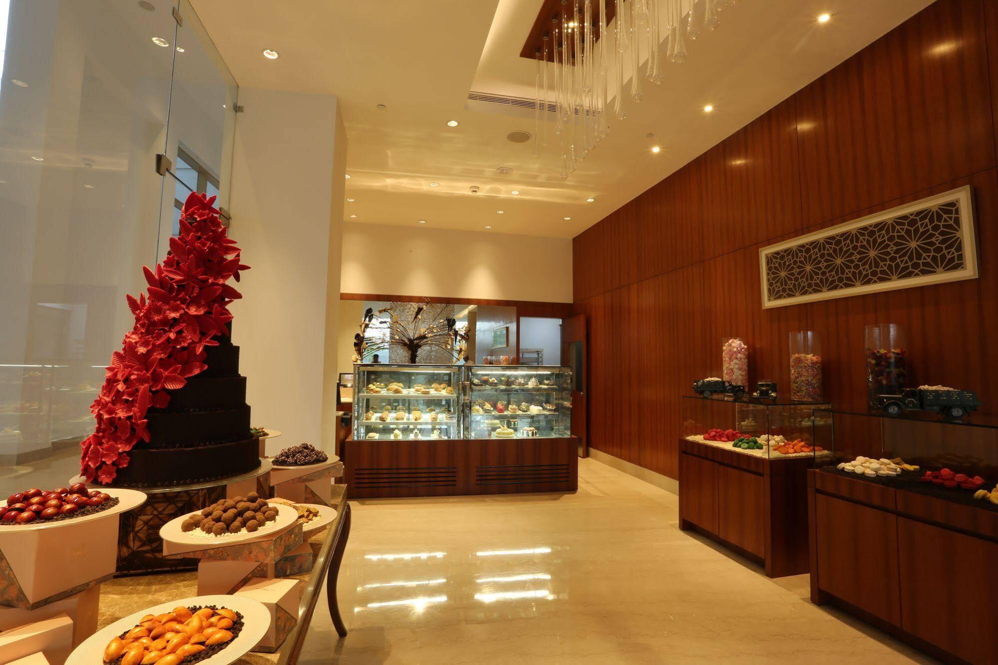 Hotel Taj Swarna, Amritsar Exteriér fotografie The Pastry Shop