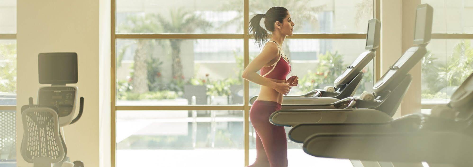 Hotel Taj Swarna, Amritsar Exteriér fotografie A woman exercising on a treadmill